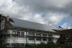 PV-Anlage auf dem Turnhallendach der Grundschule Schloßstraße